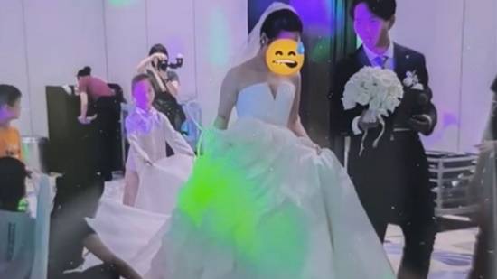 新人花6.6万定制婚礼被打绿光 婚礼像“迪厅” 新人花6.6万定制婚礼被打绿光 婚礼像“迪厅”