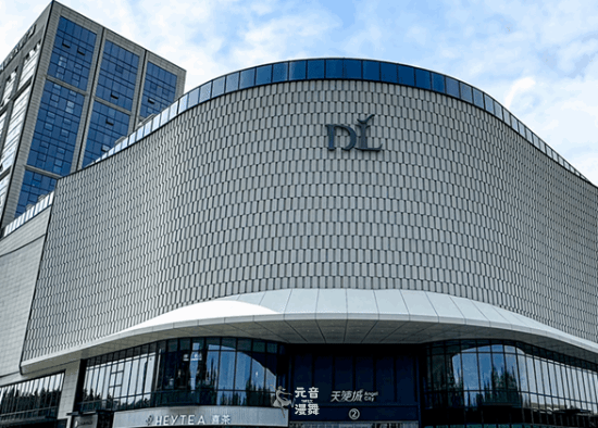 胖东来自营羽绒服爆火:市民八点就排队来买 胖东来自营羽绒服爆火:市民八点就排队来买