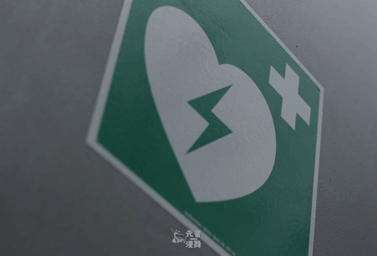 男子晾衣被衣架卡住窒息 法医：比被陨石击中还罕见