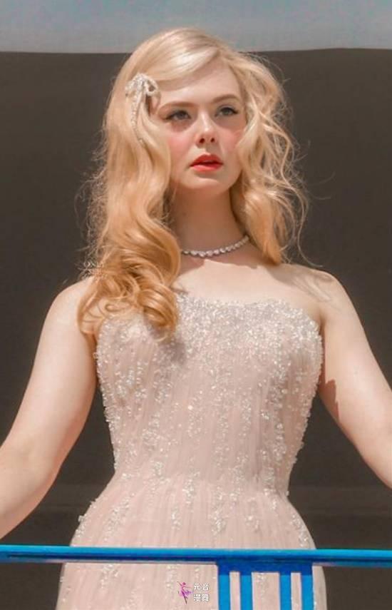 艾丽范宁活动写真 开胸深V长裙绝美腰臀比 艾丽范宁活动写真 开胸深V长裙绝美腰臀比