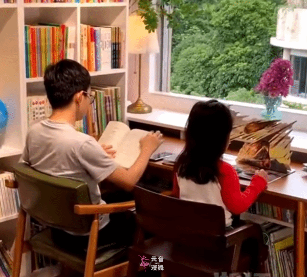 网友深夜代娃写作业引发家长共鸣 老师:失去诊断意义