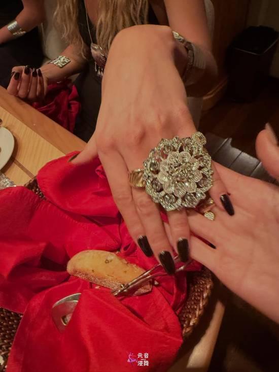 真空上阵?29岁超模挑战极限:背部全开直露臀部 真空上阵?29岁超模挑战极限:背部全开直露臀部