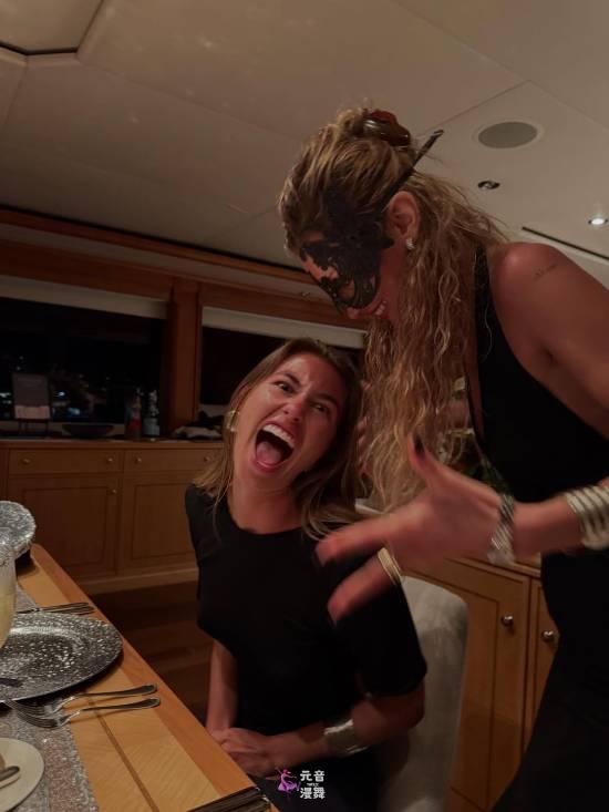 真空上阵?29岁超模挑战极限:背部全开直露臀部 真空上阵?29岁超模挑战极限:背部全开直露臀部