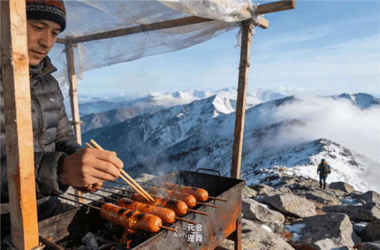 能保命！为啥爬山发现没人卖烤肠 就赶紧下山