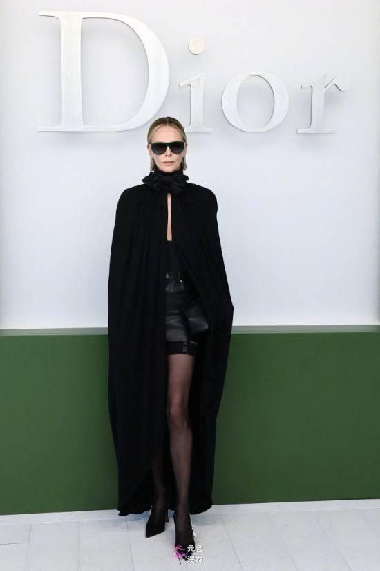 50岁查理兹塞隆出席时装周 短裙黑丝吊带袜大秀长腿