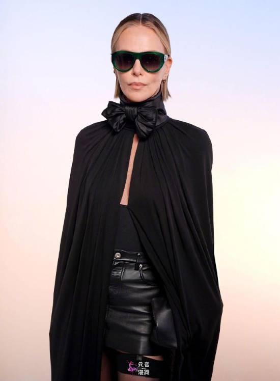 50岁查理兹塞隆出席时装周 短裙黑丝吊带袜大秀长腿