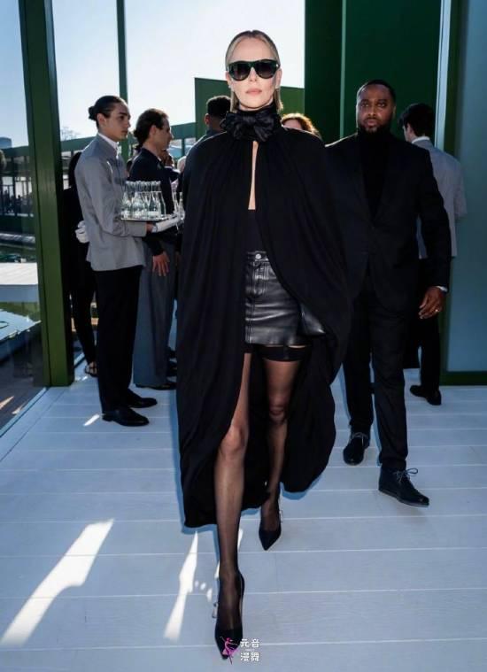 50岁查理兹塞隆出席时装周 短裙黑丝吊带袜大秀长腿