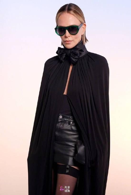 50岁查理兹塞隆出席时装周 短裙黑丝吊带袜大秀长腿