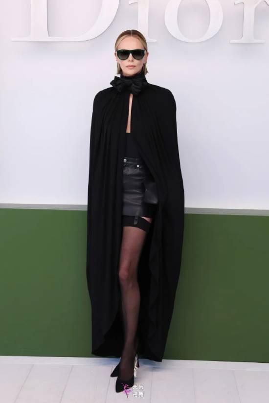 50岁查理兹塞隆出席时装周 短裙黑丝吊带袜大秀长腿