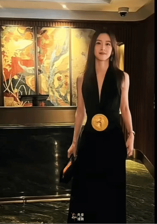 章泽天现身香港逛展 深V黑裙礼服配金腰带贵气逼人