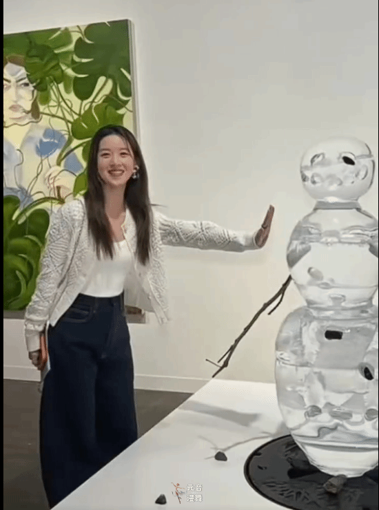 章泽天现身香港逛展 深V黑裙礼服配金腰带贵气逼人