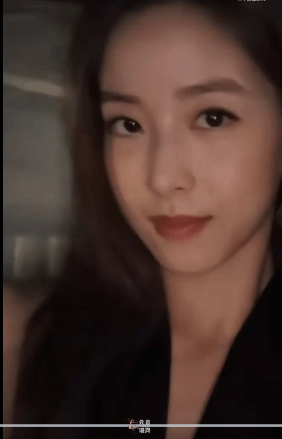 章泽天现身香港逛展 深V黑裙礼服配金腰带贵气逼人