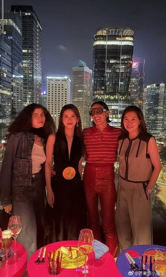 章泽天现身香港逛展 深V黑裙礼服配金腰带贵气逼人