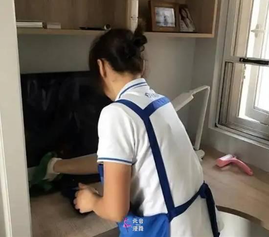 98年女大学生做保洁爸妈认为扫大街 质疑学历什么用