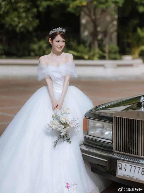 《一吻定情》女主矢作穗香宣布结婚 婚纱照大秀美背