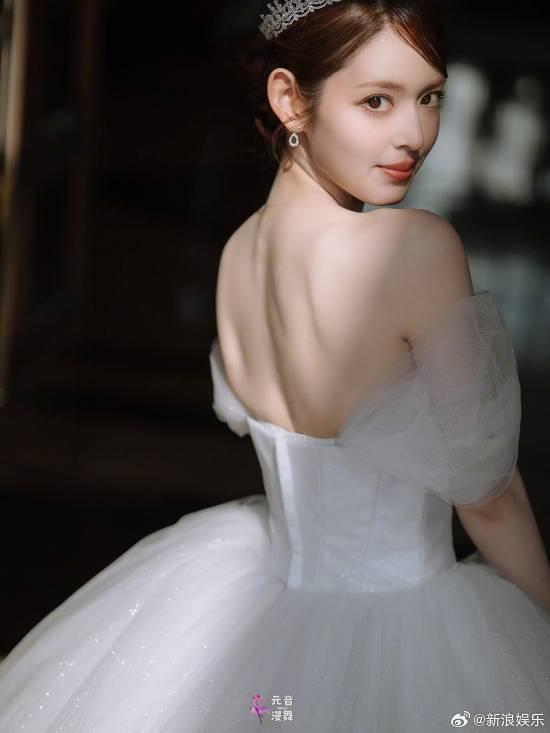 《一吻定情》女主矢作穗香宣布结婚 婚纱照大秀美背