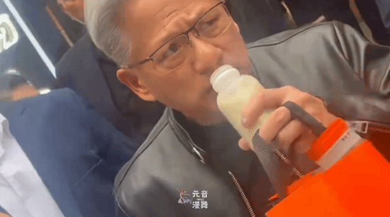 黄仁勋北京被投喂豆汁面露难色!买蜜雪冰城连连点赞 黄仁勋北京被投喂豆汁面露难色!买蜜雪冰城连连点赞