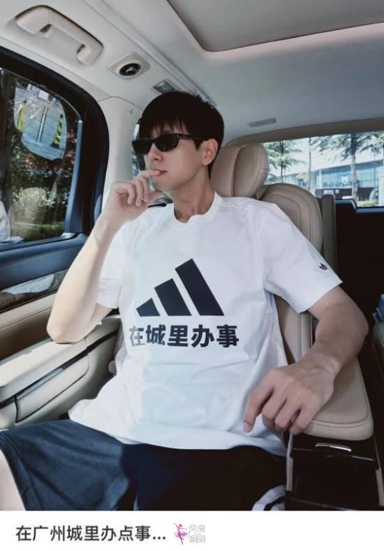 阿迪达斯官方玩梗“进城办事”T恤:订单暴增4倍 阿迪达斯官方玩梗“进城办事”T恤:订单暴增4倍