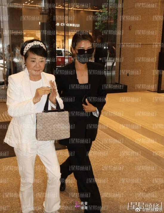 谢贤逝世前妻狄波拉现身 女儿谢婷婷全程搀扶