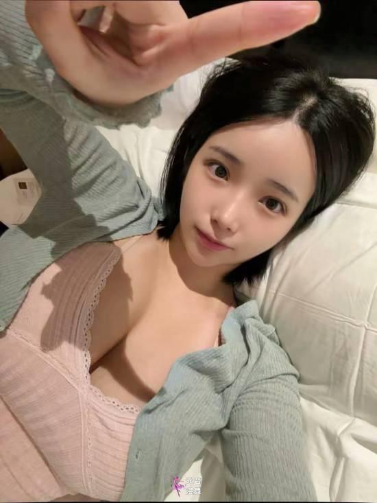 涩爆!《剑星》体模尹雪花COS:深V大雷高开叉肉腿