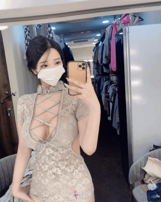 涩爆!《剑星》体模尹雪花COS：深V大雷高开叉肉腿