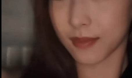 章泽天现身香港逛展 深V黑裙礼服配金腰带贵气逼人