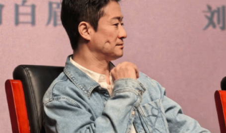 吴京按脸留坑网友担忧健康!本人回应：身体还不错